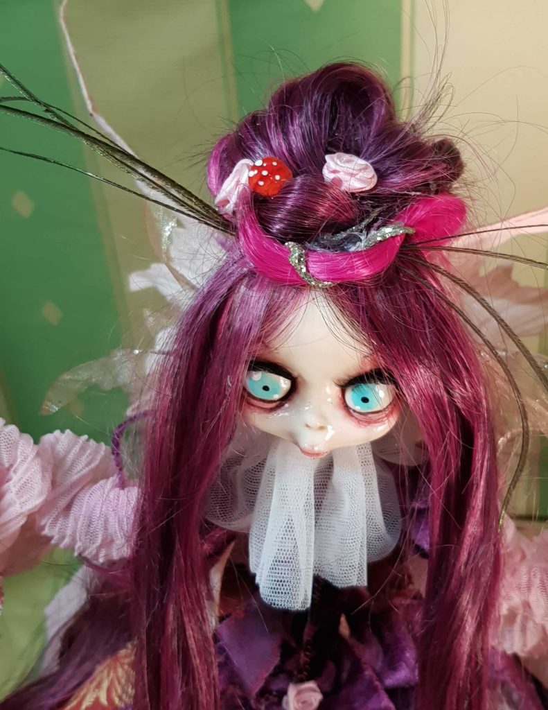 Bambola fata Lady Purple, l'abito si accende come una lampada