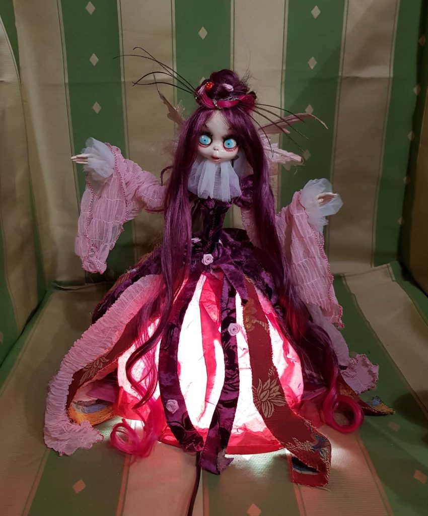 Bambola fata Lady Purple, l'abito si accende come una lampada
