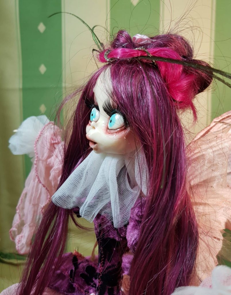 Bambola fata Lady Purple, l'abito si accende come una lampada