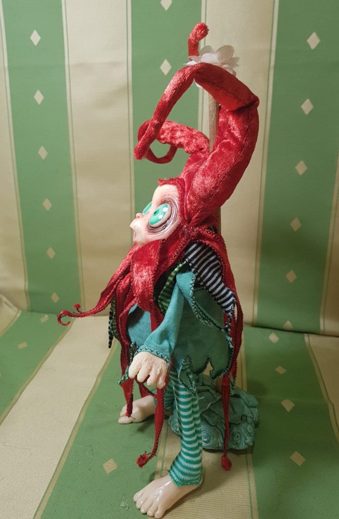 Bambola folletto Ninnolo in borghese, con tricorno (é il folletto che si traveste da Miciomicio)