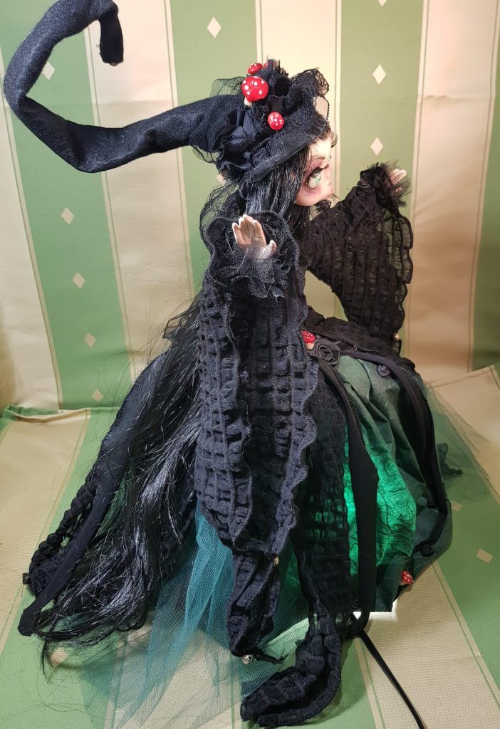 Strega bambola lampada: Evhe Green Blackwood