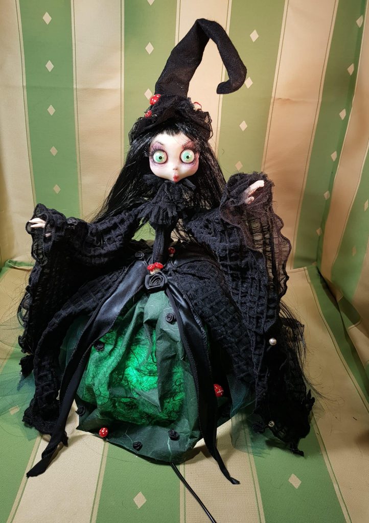 Strega bambola lampada: Evhe Green Blackwood