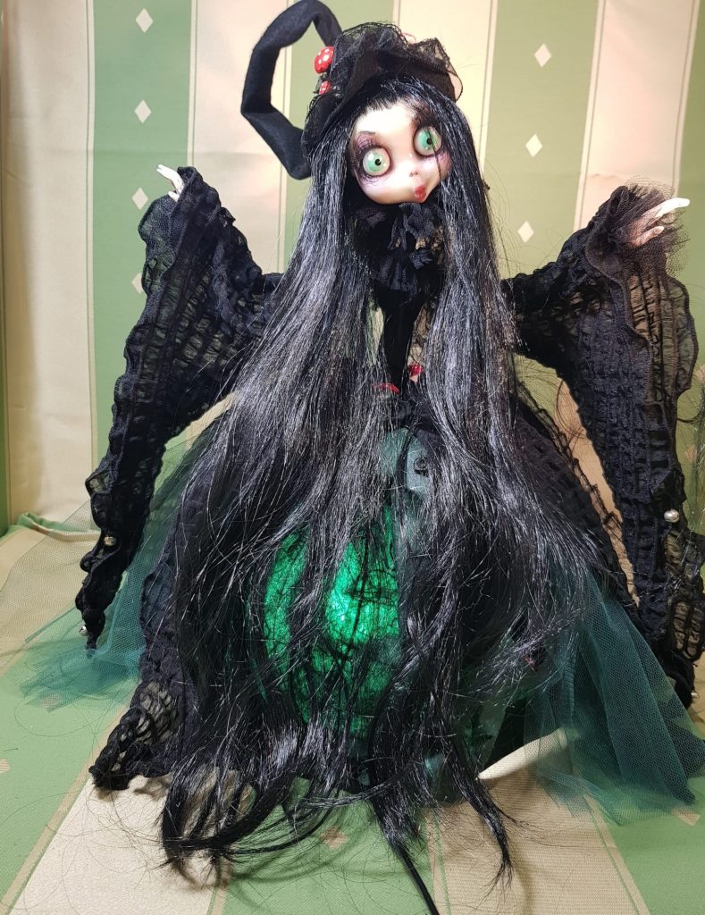 Strega bambola lampada: Evhe Green Blackwood