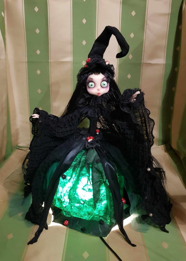 Strega bambola lampada: Evhe Green Blackwood