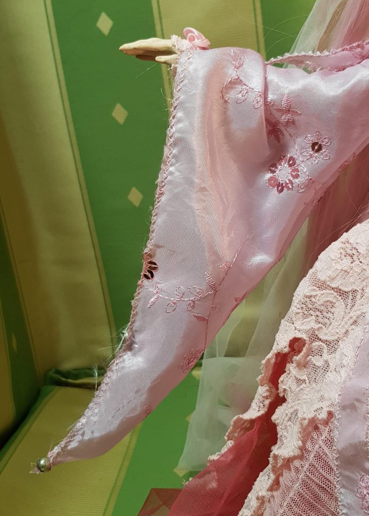 Bambola fata Rosalyn, l'abito si accende come una lampada