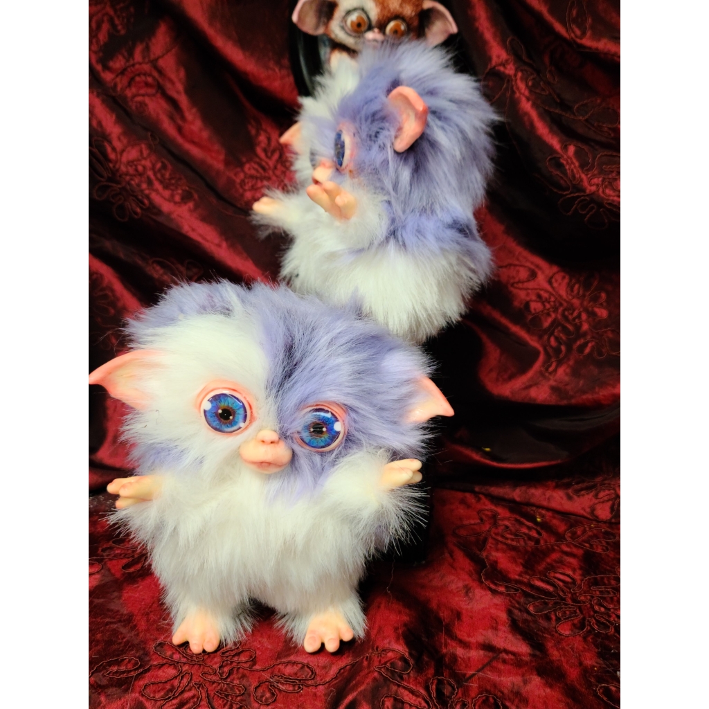 Peluche di Gizmo il Mogwai dal film Gremlins bicolore bianco e lilla