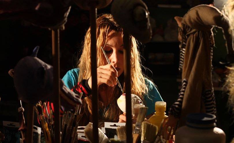 Serena Pieruccini nel suo laboratorio mentre realizza un'opera Cagliostrino